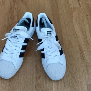 Adidas originals superstar stl 40  - Säljer adidas originals superstar, används bara 4 gånger som nya :)