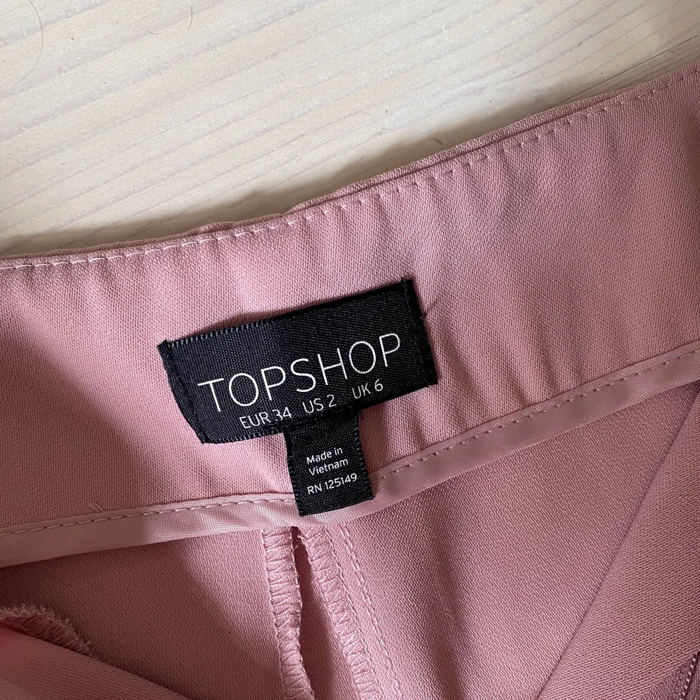 Rosa skitsnygga kostymbyxor från TopShop. Använda 2 gånger.. Jeans & Byxor.