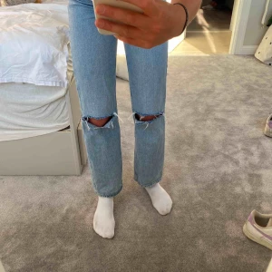 Håliga jeans från H&M - Intresse koll på dessa as snygga jeans från h&m som jag själv klippt hål i. Är inte säker på om jag ska sälja. BUDA!!🥰 högsta bud: 450kr