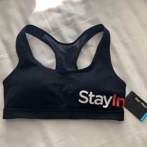 Topp - Köpt här på Plick☺️ säljs pågrund av att den är för liten för mig:( storlek S men passar XS också! Frakt ingår i priset!      Den finns kvar tills det stor såld på bilden!