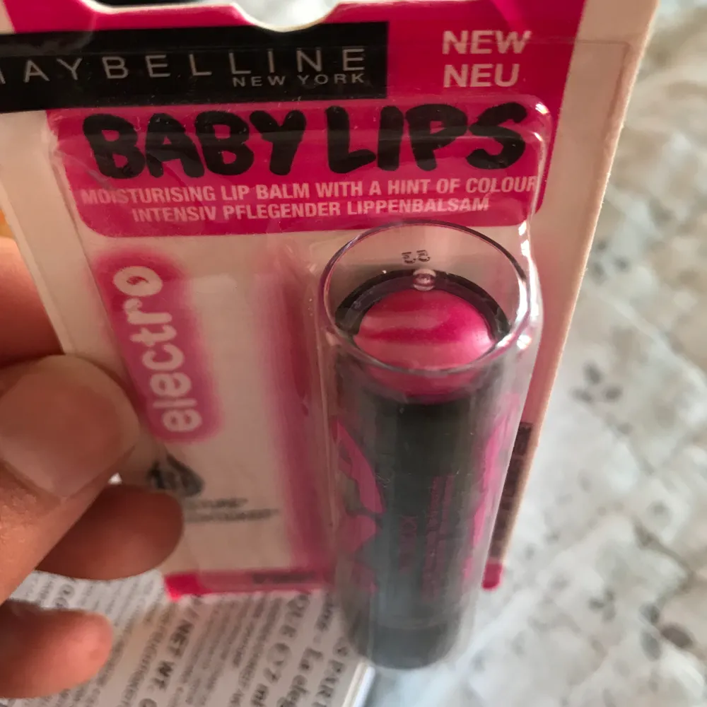 Nya baby lips säljer för 20kr st finns tre färg kolla bilderna ! 😀 kan skicka för 13kr . Accessoarer.