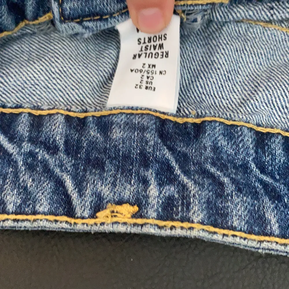 Säljer fina jeansshorts i storlek 32/xs. . Shorts.