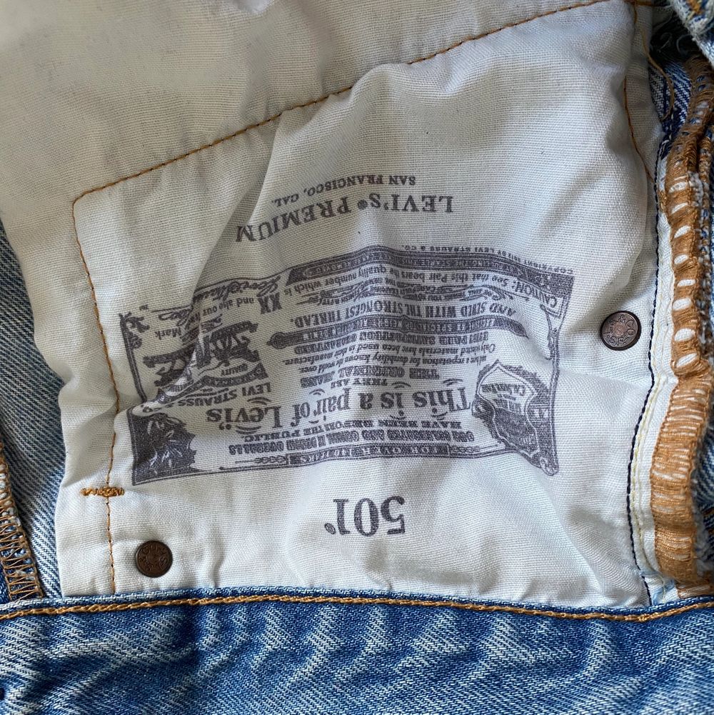 Jättefina Levis jeans, 501. Ankel långa och avklippta i butik. Använda ett fåtal gånger så de är i fint skick. Jag har vanligtvis storlek 36 i jeans och dessa passar perfekt. Frakt tillkommer🧡. Jeans & Byxor.