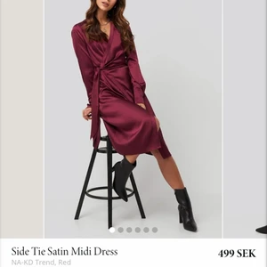 Röd klänning i satin - Klänningen är endast använd 1 gång på en tillställning, så den är precis som ny!   Den har en mjuk satinkänsla, en klassisk krage, långa ärmar med knappmanschetter och en knälång längd. Från NA-KD  Storlek 34. Frakten ingår!! ❤️💕🧡