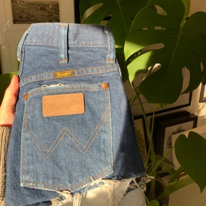 Wrangler shorts - Säljer tyvärr mina superfina vintage shorts ifrån det populära märket Wrangler då de är för små. De är använda ett antal gånger men är som i nyskick och har ett superskönt material. Kan mötas upp i göteborg eller frakta!! 🥰💞💫✨