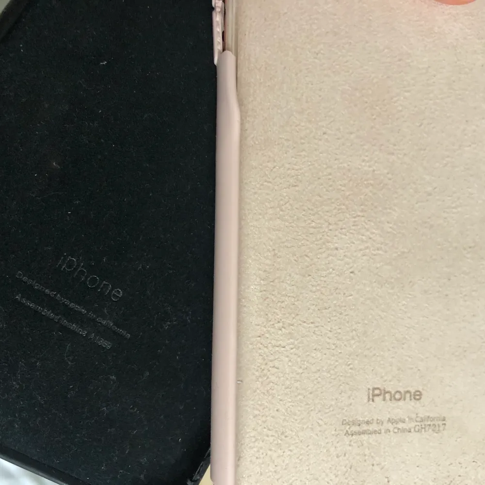 Äkta Apple skal till iPhone 8+ , rosa&vita är lite sönder i hörnet men dom skyddar lika bra! Säljer då jag fått ny mobil! NYPRIS: 500kr/styck, säljer billigt då dom är lite sönder, jag står inte för missnöje med kvaliten (men ser inte så bra men svarta skalet har också Apple märket på framsidan och vita är inte lurvigt inuti) 75kr/st 150kr för alla💜. Accessoarer.