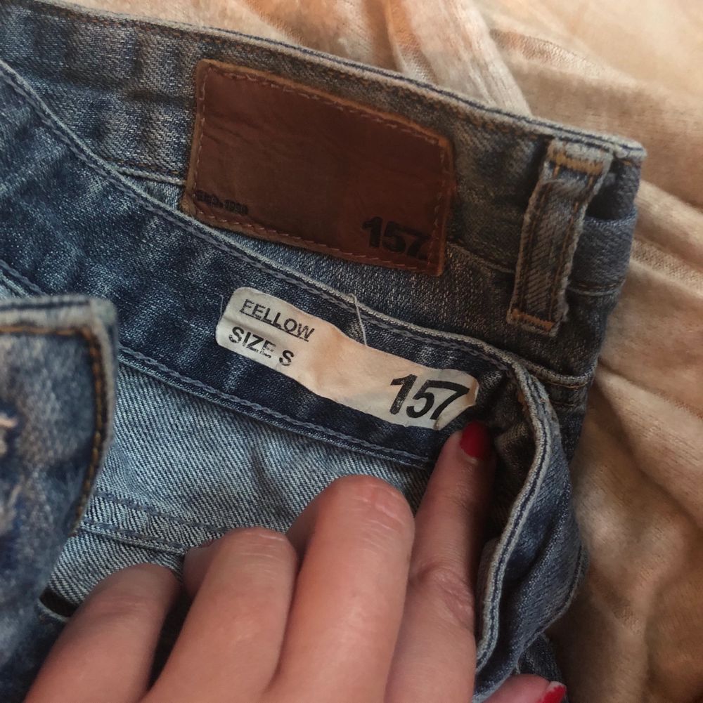 Snygga jeans med knappar i gylfen! Från lager 157.. Jeans & Byxor.