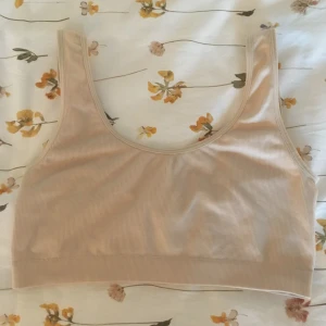 Bh-topp - Superfin & skön bh-topp i ribbat beige tyg. Använd ett fåtal gånger.
