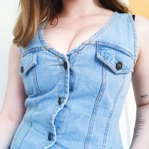 Jeansklänning  - Cool button up jeansklänning från Bik Bok. Nästan aldrig använt för att den inte passar mig. Storlek M Möts upp i Sthlm eller skickar, frakt ej inkl i priset.