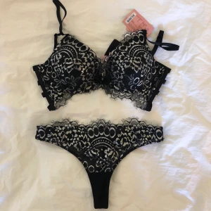 Underklädesset - Svart och silvrigt underklädesset från hunkemöller, helt oanvänt. Bh-n är storlek 75B och trosorna är S.