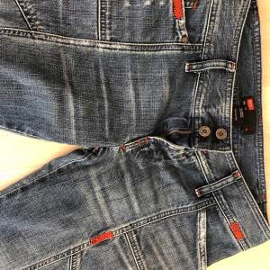 Lågmidjade utsvängda (bootcut) jeans från Diesel i 90-talsmodell. Storlek W27 och skulle gissa på L34. Passar för dig som är runt 170 cm lång. Pris kan diskuteras. Köparen står för frakt.              