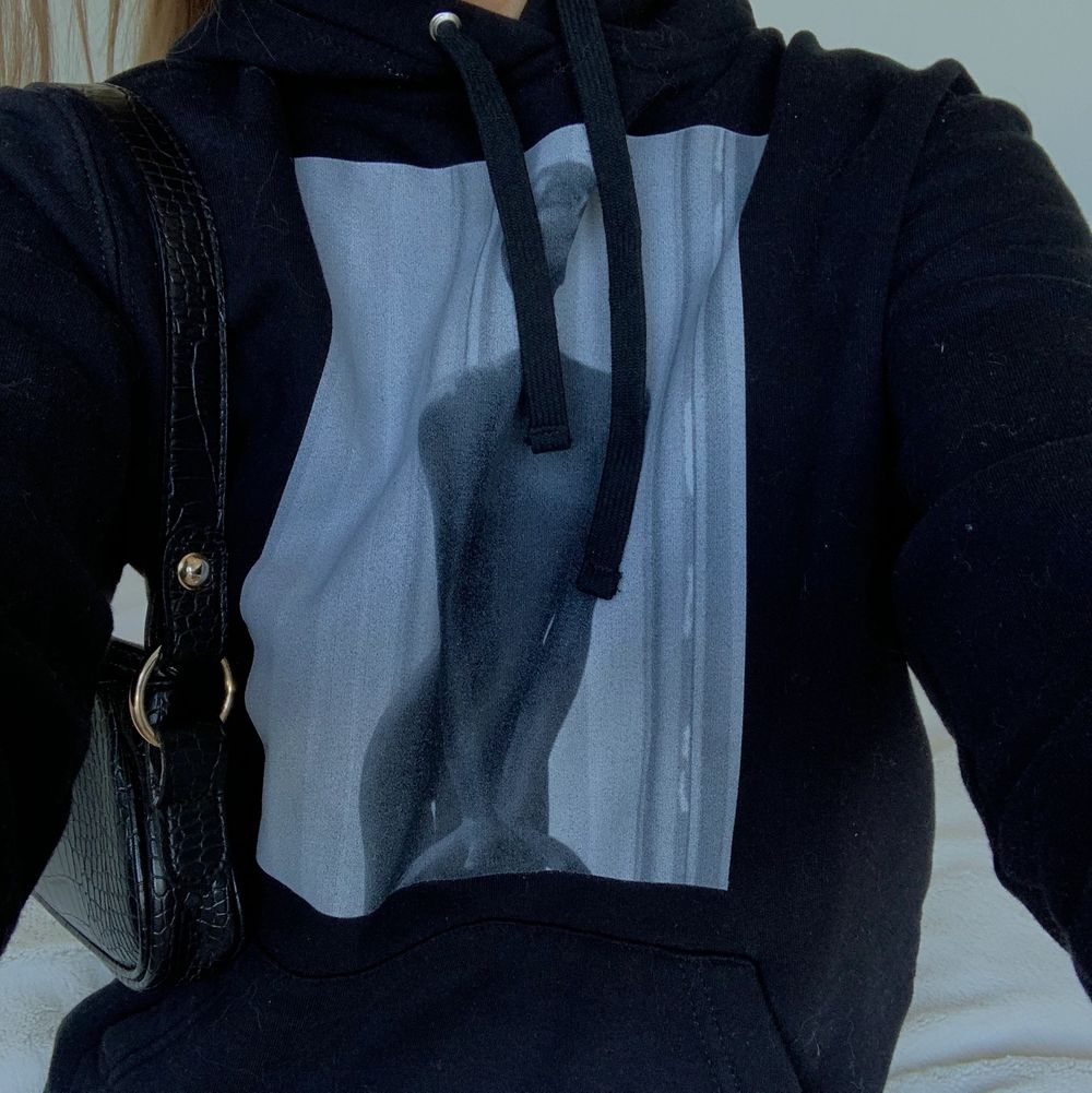 Hoodie från The Cool Elephant! Skit cool Hoodie i storlek L. Jag är egentligen S dock är detas storlekar små så tycker L funkar bäst om man vill ha den lite overzized!😆 Den är helt oanvänd och säljer pga har fått 2 av samma. Köpt för ca 700kr . Huvtröjor & Träningströjor.