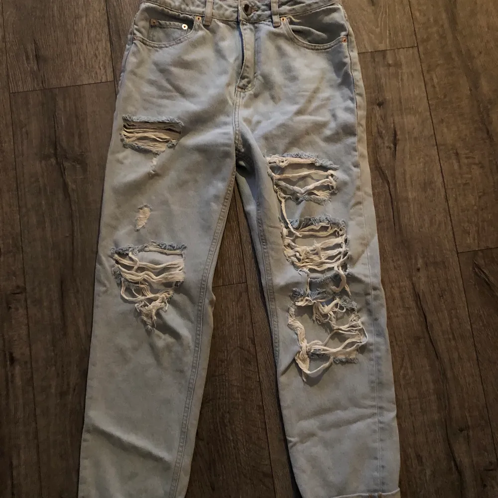 Ripped jeans från ASOS Denim. Sparsamt använda, bra skick. Waist 28, leg 32. Passar S. Jeans & Byxor.