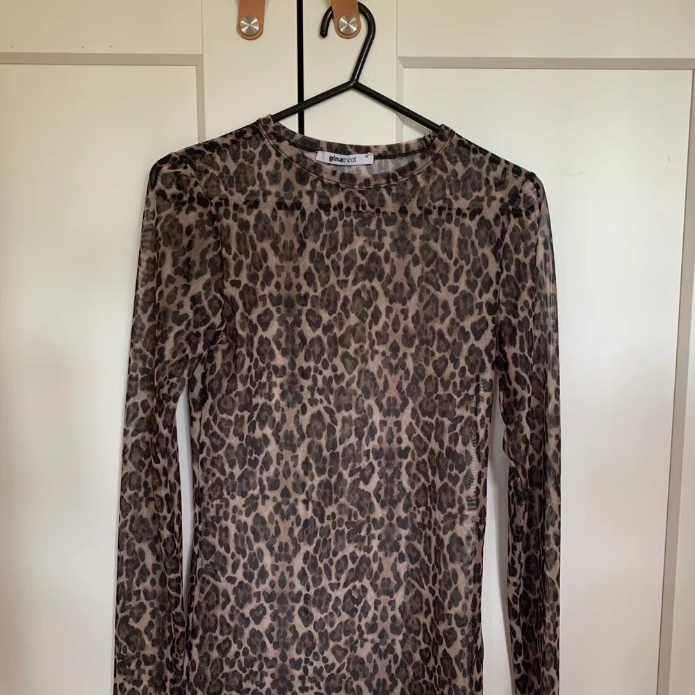 Transparent leopard tröja perfekt till fest. Från Gina Tricot. 150 kr inklusive frakt. . Toppar.