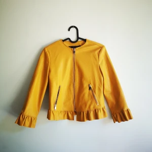 Solgul Zara jacka - Solgul sommarjacka i läderimitation med volanger nedtill 🌞💛 Från Zara! Köparen står för frakt. 