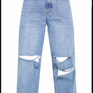 Slutsålda trendiga jeans från prettylittlething! Dem är bara använda en gång. 