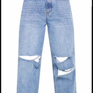 Light Wash Distressed boyfriend jean  - Slutsålda trendiga jeans från prettylittlething! Dem är bara använda en gång. 