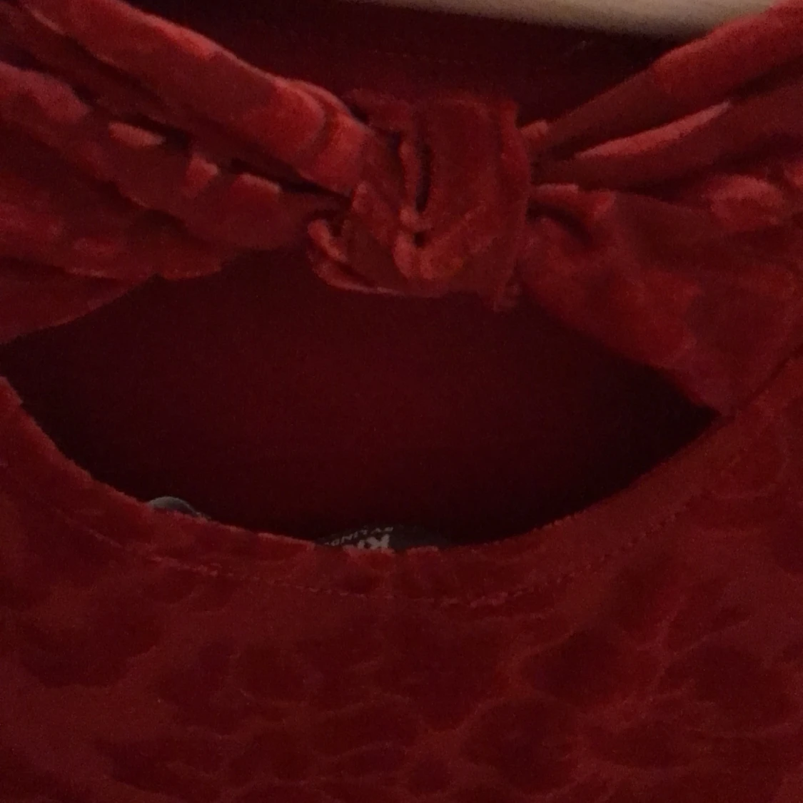 Röd klänning i strl 134/140 - 91