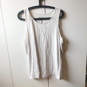 vitt linne - min expojkväns gamla linne. oversized, luftigt och supermysigt 😌 välanvänt men inte slitet. storlek XL. 