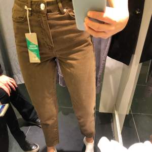 Bruna mom jeans i modellen dagny från Gina Trigot, använda typ 1 -2 gånger, säljer då de inte kommer till användning, köpta i vintras:)