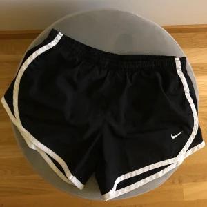 Luftiga shorts från Nike med shorts unde - Luftiga shorts från Nike med shorts unde •Använda fåtal gånger •Superbra skick •Dri-fit •Storlek M •70 kr 🧺Tvättade efter användning 📬Kan skickas mot fraktkostnad 🚫Djurfritt och rökfritt hem 📍Kan mötes upp i Mölnlycke