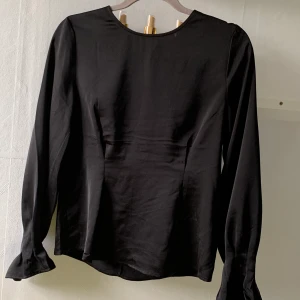 Gina tricot blus - Snygg blus från Gina, använd två gånger! Inte kommit mer till användning pga för liten. Den passar både 34-36, xs-s (står inte för frakten)💕💕💕