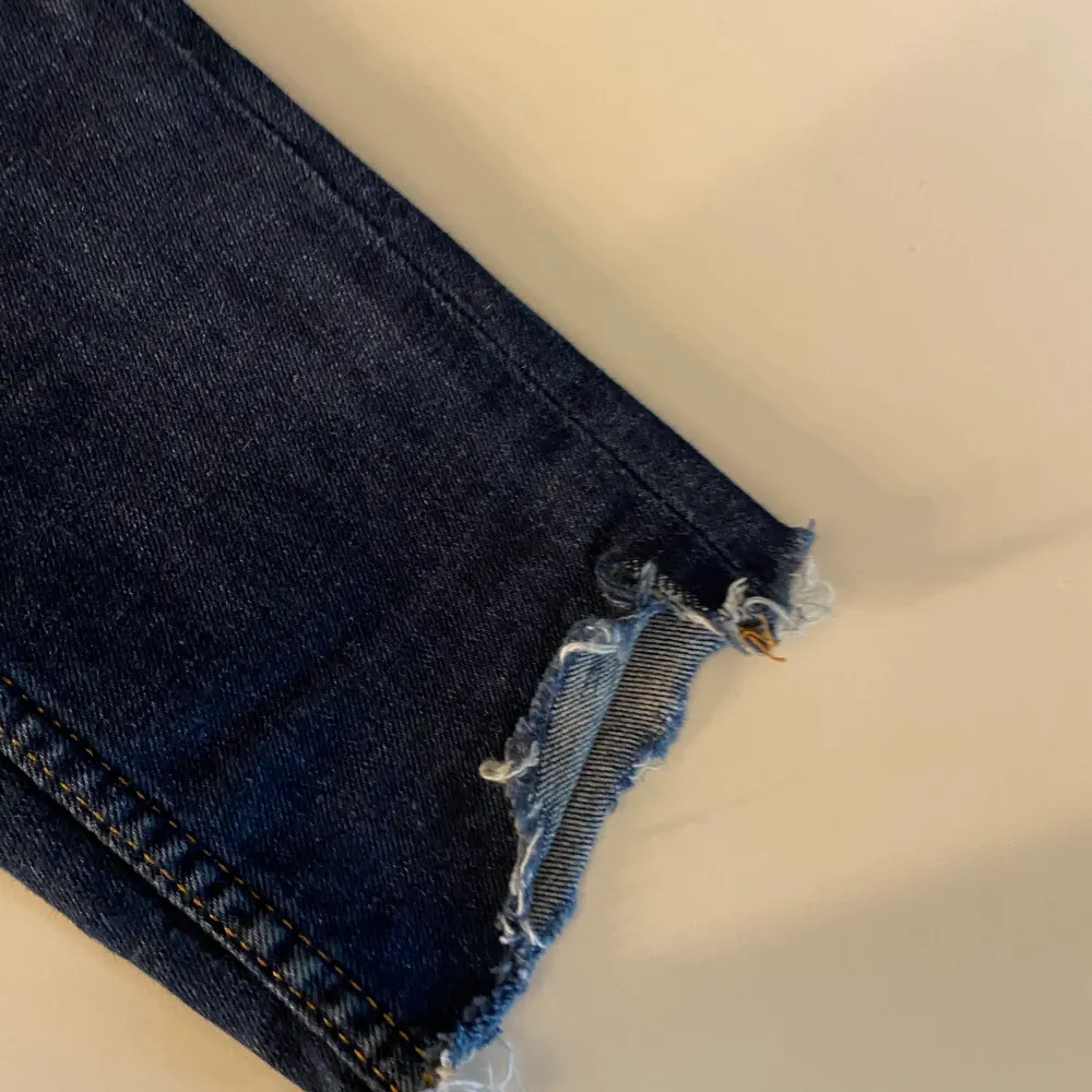 Snygga byxor från Gina tricot. Inte använda mycket. Bra skick, snygga slitningar. Storlek 28. Jeans & Byxor.
