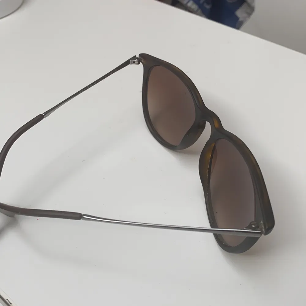 Knappt använda Ray-Ban glasögon i modellen Erica. Nypris:1550. Säljer dem för: 700kr. Accessoarer.