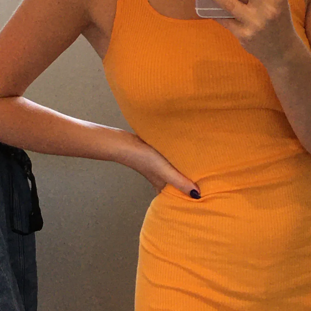 Supersöt orange isch klänning från H&M. Superfin nu för sommaren🦋. Klänningar.