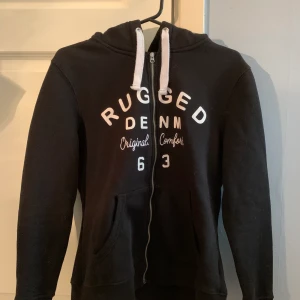 Mysig svart hoodie - Säljer eftersom den inte längre används. Använd ett fåtal gånger och är i mycket bra skick. FRAKTEN ÄR INKLUDERAD I PRISET🌼🌻🧚🏻🤩✨🦋