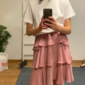 Rosa klänning med volang - Jättefin klänning med volanger från Nakd