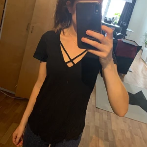 Topp från Gina tricot - Svart topp från Gina tricot storlek S. Använda fåtal gånger, skickas mot fraktkostnad eller avhämtning i Stockholm.