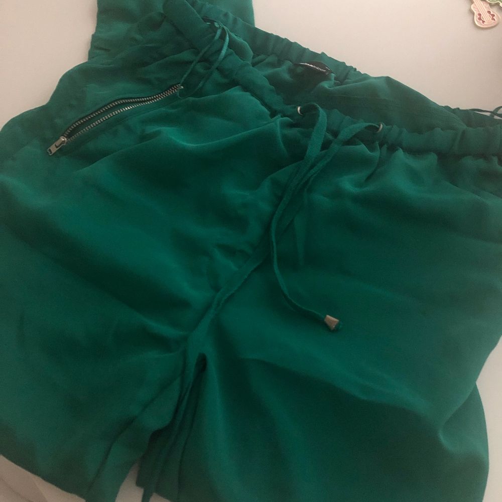 helt nya byxor som bara legat i garderoben och väntat in en ny ägare som kan börja använda dom! as snygga på har tyvärr för mycket kläder därav försäljning.. sitter som en jogging bagging kostymbyxa med lite transparenta revärer på sidorna och stuprör ner. Jeans & Byxor.