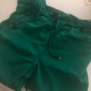 jogging kostymbyxa - helt nya byxor som bara legat i garderoben och väntat in en ny ägare som kan börja använda dom! as snygga på har tyvärr för mycket kläder därav försäljning.. sitter som en jogging bagging kostymbyxa med lite transparenta revärer på sidorna och stuprör ner