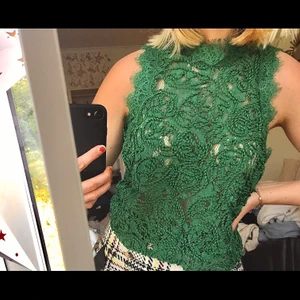 Grön Spets topp från Zara - Super söt spets topp från Zara, använd ett fåtal gånger så i väldigt bra skick. Köpt för 280 men säljs för 80, köpare står för frakt 💕💕