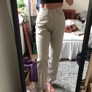 Beige byxor  - Beigea snygga byxor från flash köpte på second hand. Passar XS/S. Pris är inkl frakt
