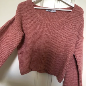 Stickad rosa tröja - Säljer en jätte fin och mysig stickad tröja från NA-KD. En favorit men passar helt enkelt inte mig. Nypris 399kr 💞💞 ❌köparen står för frakt❌ storlek S men funkar XS-M 
