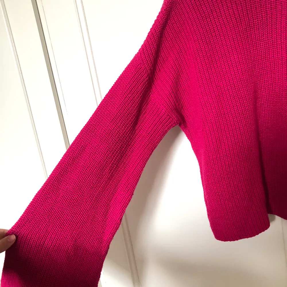 Rosa stickad tröja från Na-kd den har wida ärmar. Skönt material. Säljs för kommer ej till användning använd fåtal gånger 💕 ❌köparen står för frakt❌. Stickat.