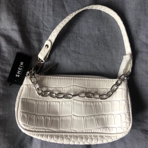 Vit croc väska - Jättefin väska från Shein med ett fint material. Säljes då den aldrig har kommit till användning.