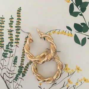 Stora guldörhängen från H&M - Ett par stora örhängen, perfekt inför fest✨De är från H&M och jag har inte använt de så ofta, då jag inte gillar så stora örhängen. Men jag tycker det är så fina!!!!!