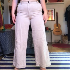 Vita manchesterbyxor - Säljer nu mina älskade manchesterbyxor från monki! De är supersköna och fina, perfekta nu på sommarn ❤