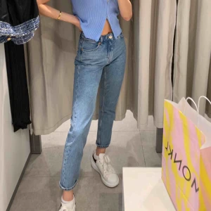  - Helt nya hight waisted mom jeans köpt idag 3/6. Säljer då den var för liten och hade inte sparat kvittot. Kan tänkas byta mot en ny 26:a. 