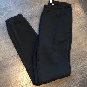 Mjukis byxor  - super sköna mjukisbyxor från nelly🤩 passar någon med lite längre ben, men minst lika snyggt om man vill vika upp dom!😍