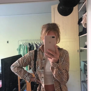 Rutig skjorta - Aldrig använd men prislappen finns inte kvar. Storlek 32 men funkar som 34/36