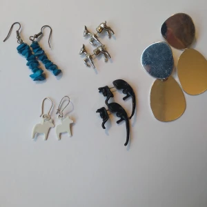 Massa örhängen!!! - Skit fina örhängen! Knappt använda. Om du vill ha fler bilder skriv bara! Kostar lite olika beroende på vilka men ungefär mellan 20-50 kr :))