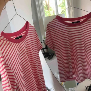  - Fin randig t-shirt. Storlek L men jag har S och den sitter bra på mig. Frakt ingår vid snabb affär🥰