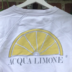 Acqua Limone  - Säljer min älsklingströja då jag inte får användning för den. Den är väl använd och därav priset. Kostade 900kr som ny och den är köpt på NK i Göteborg. Storlek XS/S. 400kr och köparen står för frakten 🦋🦋