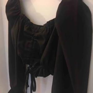  - Jättefin sommartopp från boohoo. Säljer för att jag aldrig använder den! 49kr frakt🖤