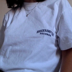 Brockhampton merch  - Säljer min vita brockhampton tröja, inköpt 2018 från deras hemsida och har endast blivit använd ett fåtal gånger sedan dess. Är i storlek S men passar M också. 