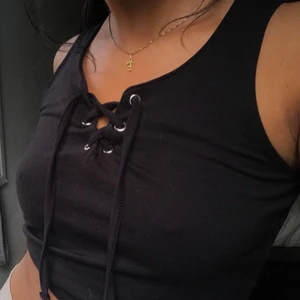 Svart topp  - Snygg croppad svart topp med snörning, strl XS/34 :) 